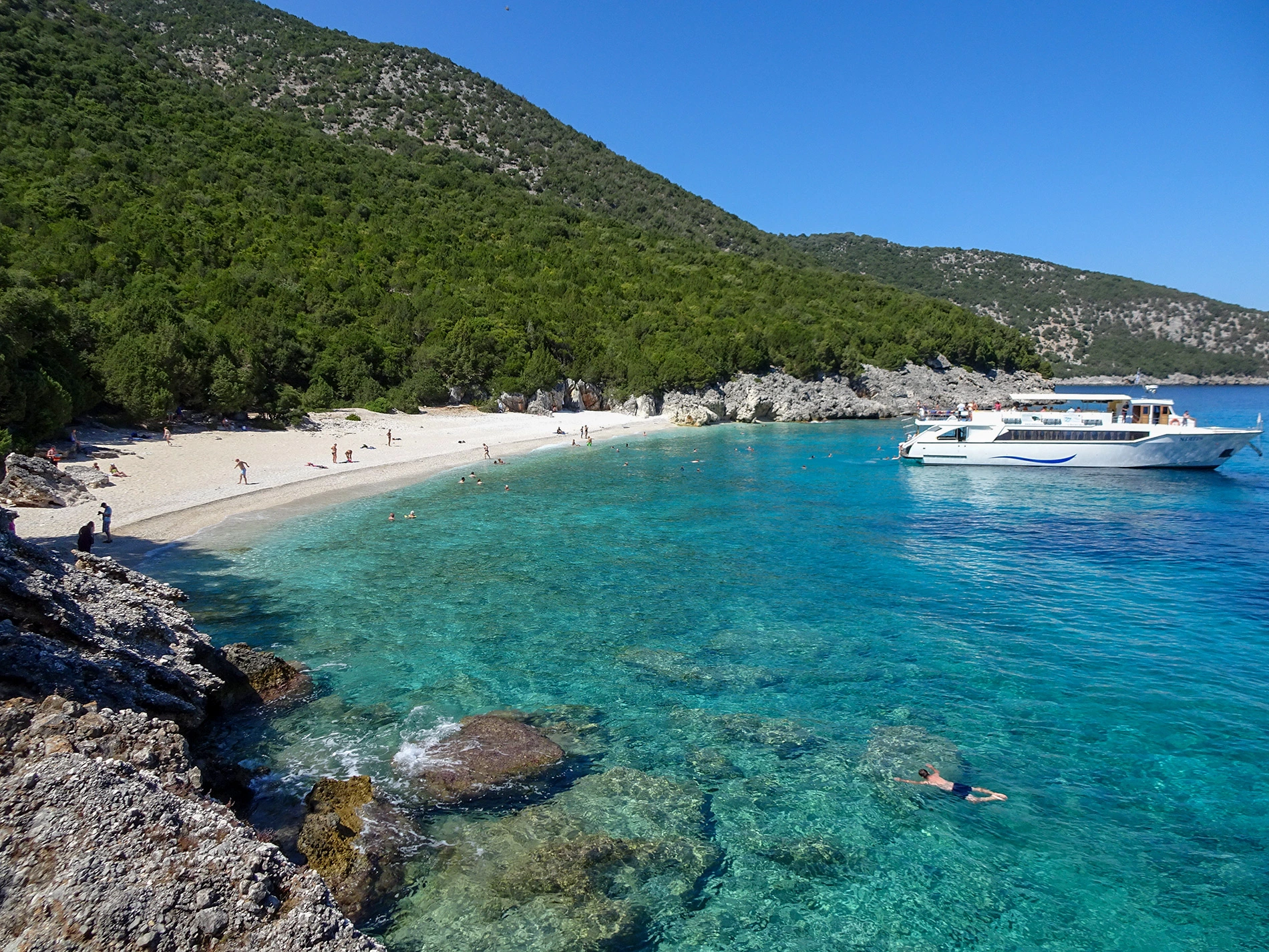 ΚΡΟΥΑΖΙΕΡΑ ΣΤΙΣ ΑΚΤΕΣ ΤΙΣ ΚΕΦΑΛΟΝΙΑΣ 